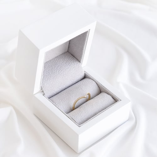 Spitz zulaufender Ring mit Diamanten Keila