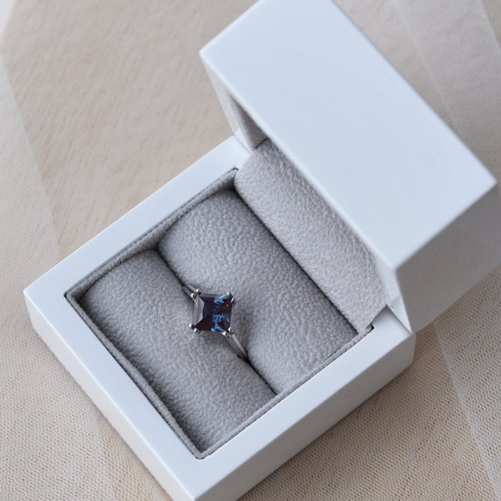 Goldring mit Alexandrit im Pricess-Schliff Ogden 72441