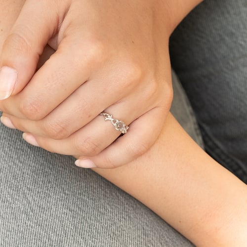 Ring mit einem Cabochon Aquamarin und Diamanten Makena