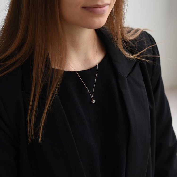 Goldenes Halsband mit ungeschliffenem Diamanten auf dem Hals 52818