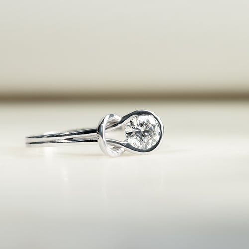 Modischer Verlobungsring mit Diamant Cereah