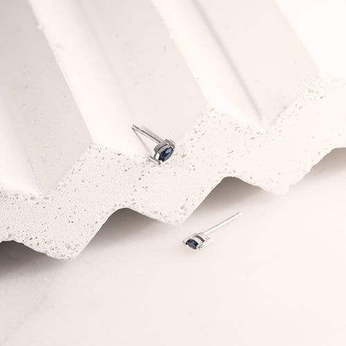Minimalistische Ohrstecker mit blauen Saphiren Daina