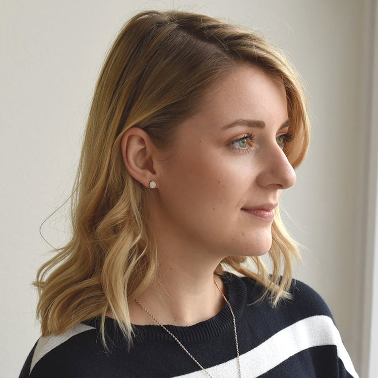 Minimalistische Goldohrringe mit weißen Opalen Aurinda 72133