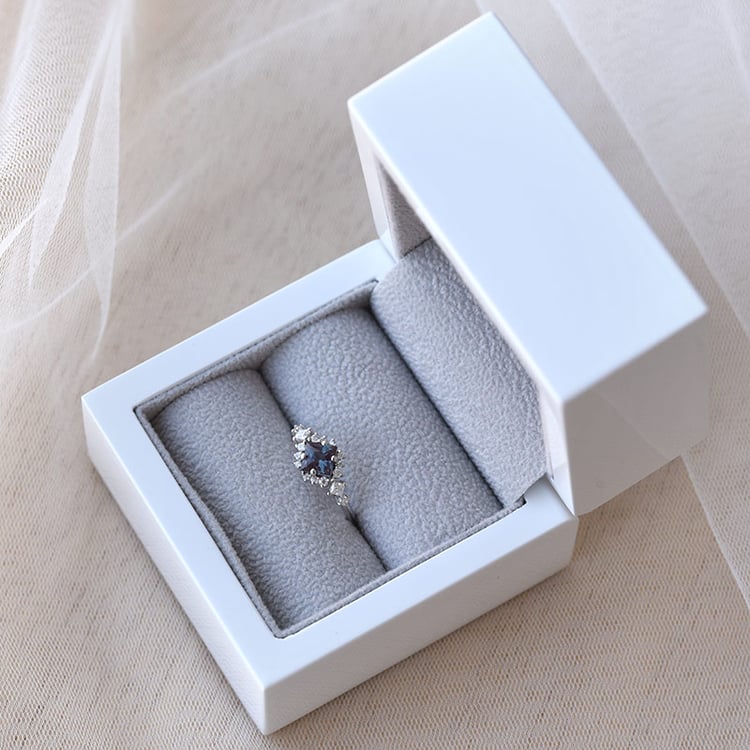 Verlobungsring mit Alexandrit und Moissaniten Medrie 68932