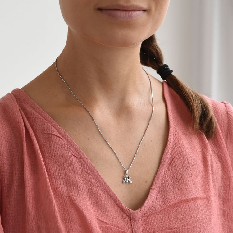 Zarter silberner Anhänger mit Biene Bee 84458