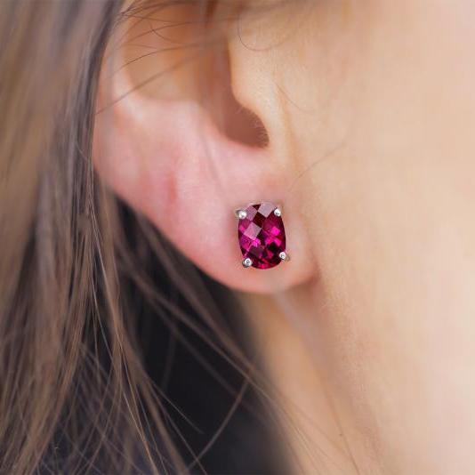Rubin in Silberohrringe auf der Dame 14154