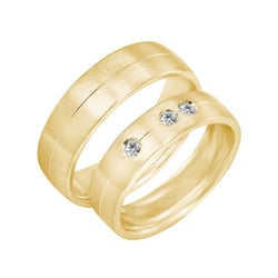 Goldene Eheringe mit drei Diamanten Ralio