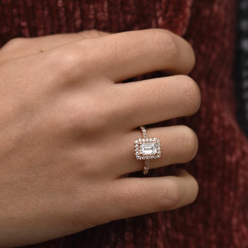 Verlobungsring mit Diamanten im Smaragdschliff Bina