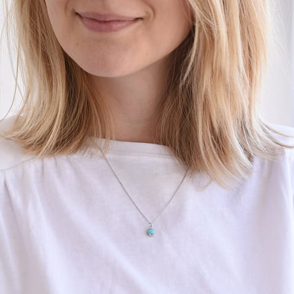 Goldene Anhänger mit Cabochon Türkis Azalea