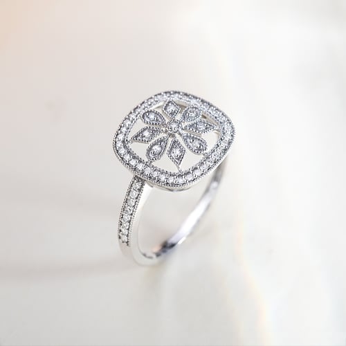 Goldener Ring mit Diamantenblüte Liliane