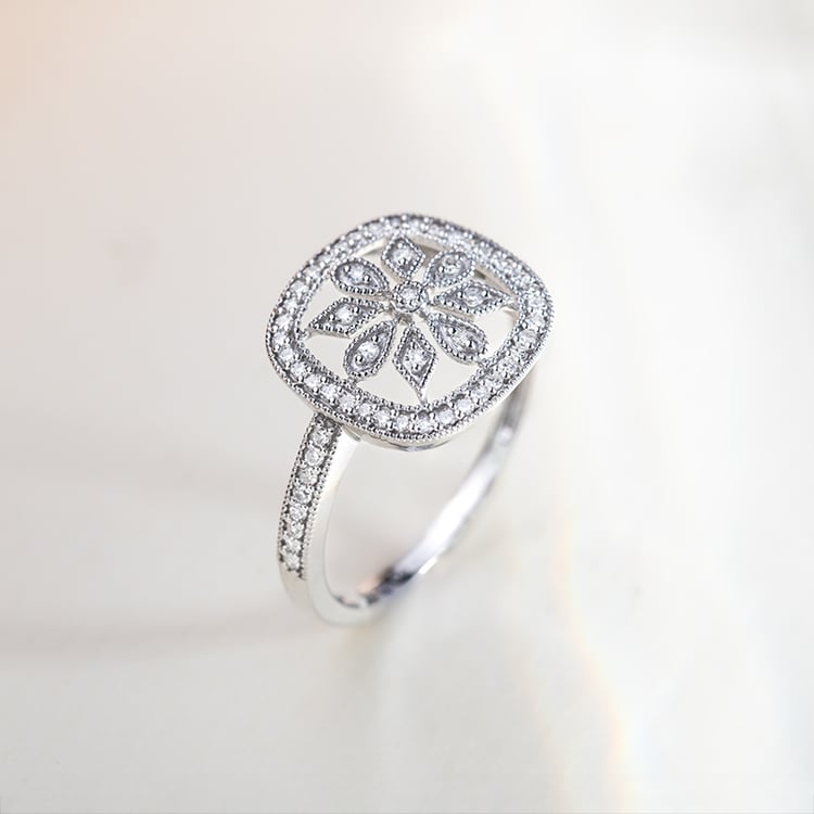 Goldener Ring mit Diamantenblüte Liliane 152022