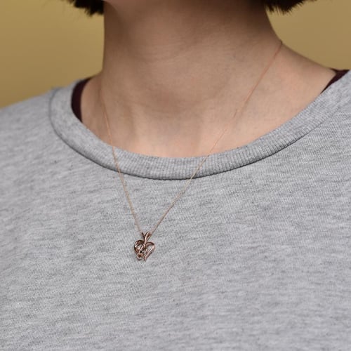 Silberner Anhänger in Herzform mit einem schwarzen und weißen Diamanten Lynelle