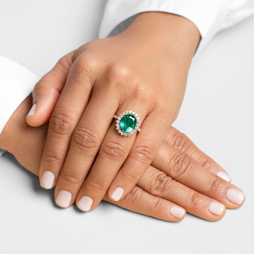 Goldener Ring mit ovalem Lab Grown Smaragd und Diamanten Logan