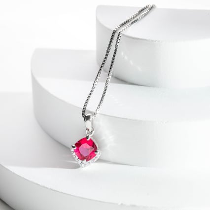 Silberner Anhänger mit simulierten Rubinen Augustin