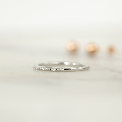 Minimalistischer Ring mit Diamanten Tess