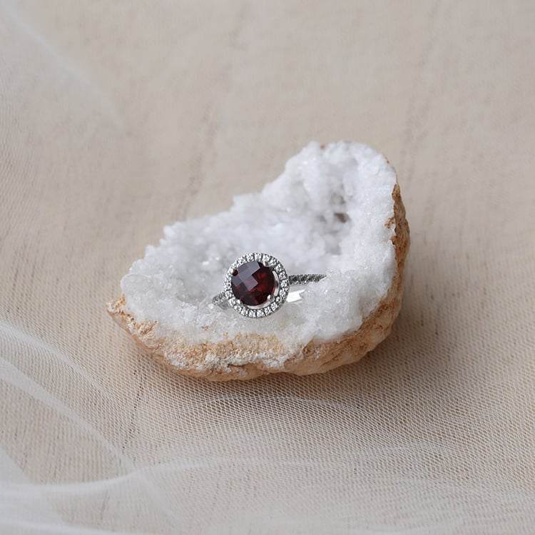 Goldener Ring im Halo-Stil mit Granat und weißen Topasen Maala 66436