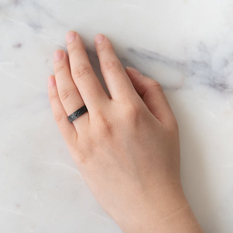 Flache Trauringe aus Carbon und Gold mit schwarzen Diamanten Walker 97557