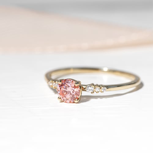 Verlobungsring mit zertifiziertem fancy rosa Lab Grown Diamanten Amity