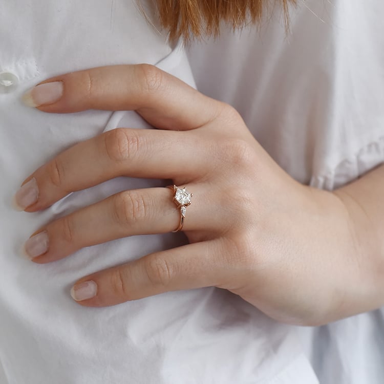 Verlobungsring mit Hexagon Moissanit und Pear Moissaniten Seydou 90256