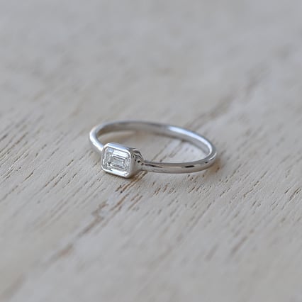 Verlobungsring mit Diamant im Smaragdschliff Sade