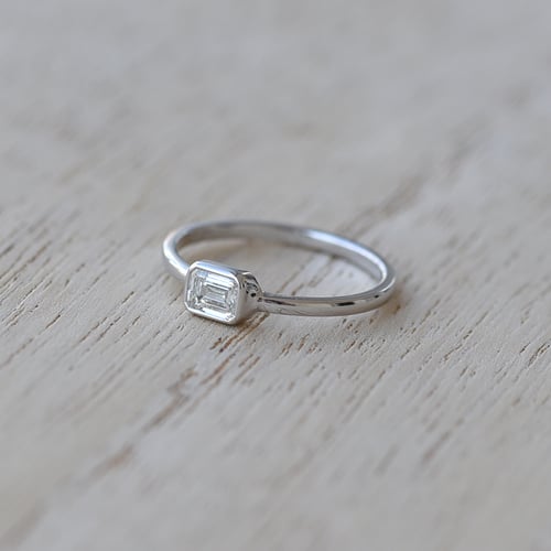 Verlobungsring mit Diamant im Smaragdschliff Sade
