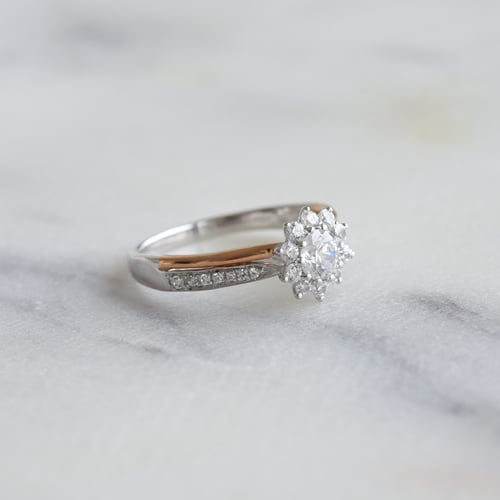 Verlobungsring mit Diamanten in Form einer Blume Evander