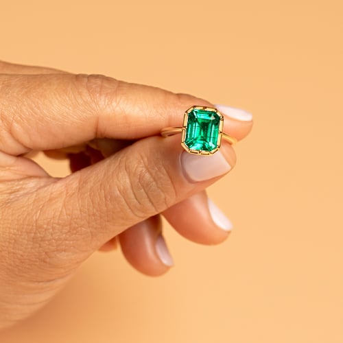 Goldener Ring mit Lab Grown Smaragd in Emerald Form Moly