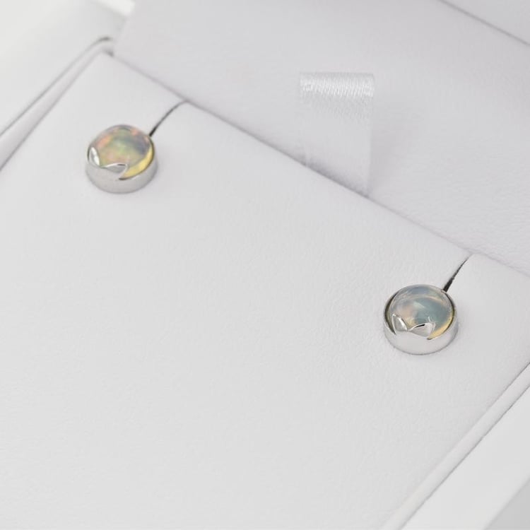 Romantische runde Ohrstecker aus Gold mit Opalen Erica 24933