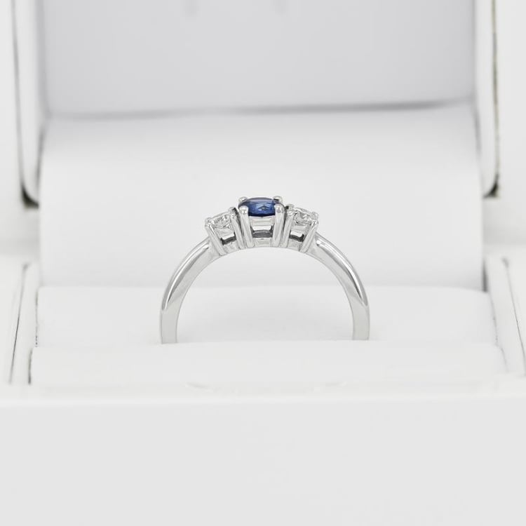 Wunderschöner Verlobungsring mit Saphir und Diamanten Manish 17253