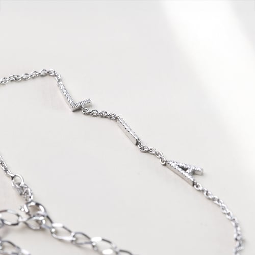 Silberne Kette mit drei Buchstaben und Lab Grown Diamanten Lupe