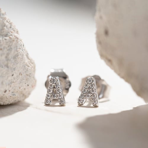 Ohrstecker mit Lab Grown Diamanten in Buchstabenform Ihrer Wahl Griff