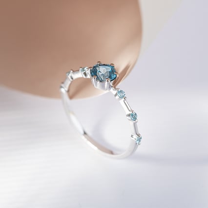 Ring mit Londoner Topasen und seitlichen Schweizer Topasen Imelda