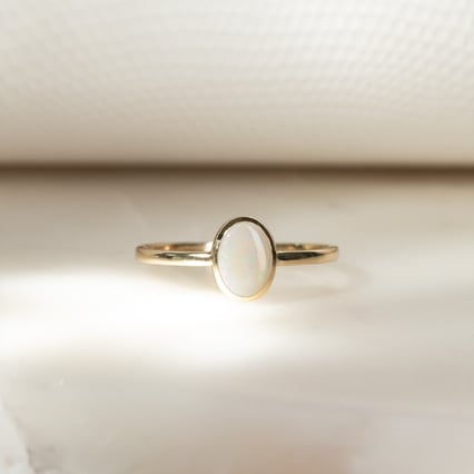 Minimalistischer Goldring mit ovalen Opal Plaire
