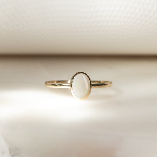 Minimalistischer Goldring mit ovalen Opal Plaire