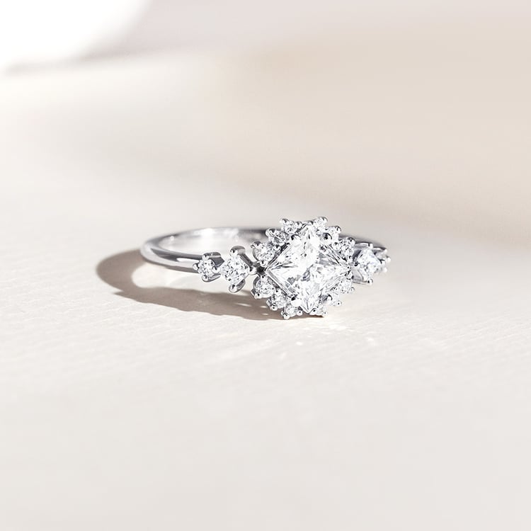 Verlobungsring aus Weissgold mit Lab Grown Diamant im Princess Schliff Medrie 158498