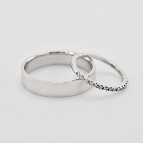 Eheringe aus Eternity-Ring mit Moissaniten und ein breiter Komfort-Ring Adva