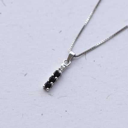 Zarte silberne Anhänger mit schwarzen Onyxen Freesia