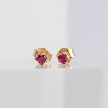 Ohrstecker mit Rubinherzen Eveleen