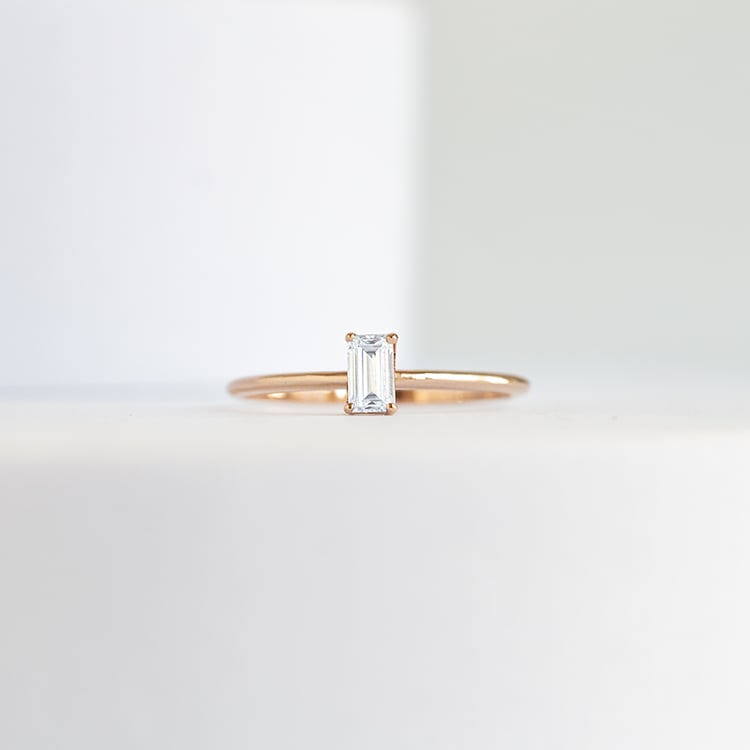 Verlobungsring mit einem Diamanten im Emeraldschliff Olson 144232