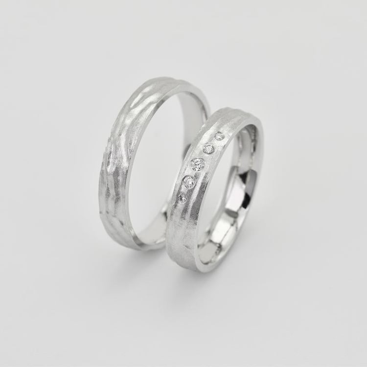 Goldene Trauringe mit matter Oberfläche und Diamanten Wynia 29350