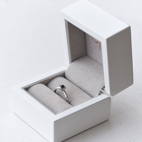 Gehämmerter Ring mit schwarzem Diamanten Seraphine