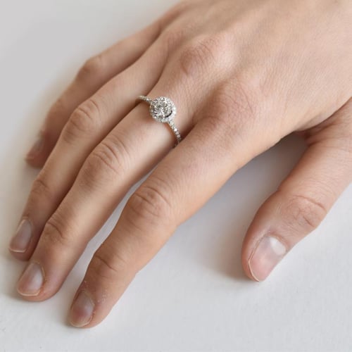 Verlobungsring im Halo-Stil mit Lab Grown Diamanten Lyisa