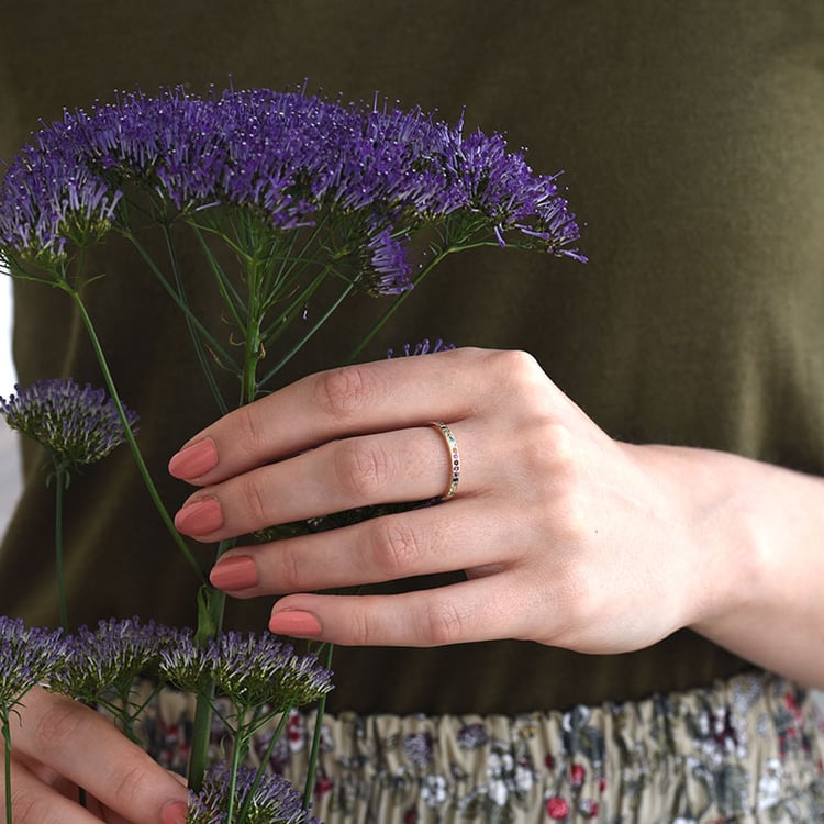 Goldener Eternity-Ring mit Edelsteinen in Regenbogenfarben Mewya 82438