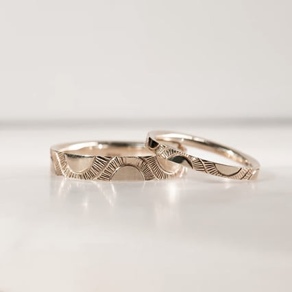 Eheringe mit der Gravur von Sonnenmotiven aus Haselnussgold Villa