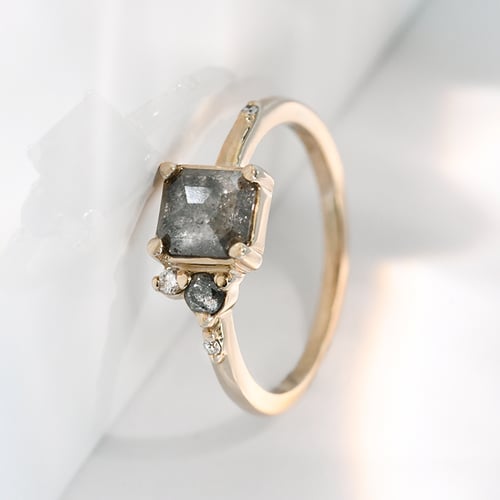 Ring mit Salt and Pepper Diamanten und Lab Grown Diamanten Kenya
