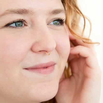 Goldenes Septum Piercing mit Amethyst Arla