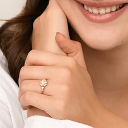 Silberner Verlobungsring mit Princess-Moissanit Medrie