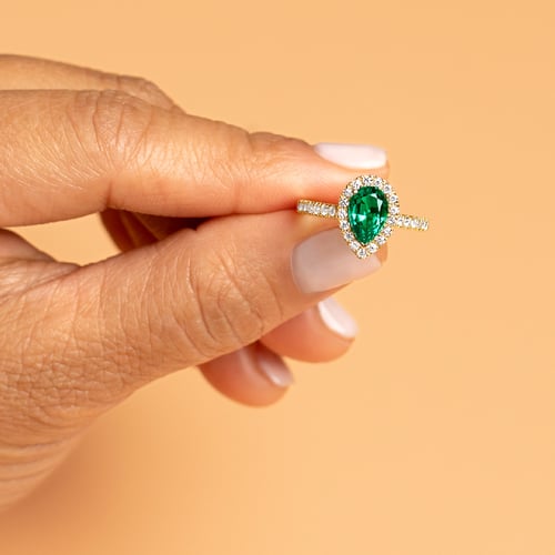 Goldener Ring mit Lab Grown Smaragd in Tropfenform und Diamanten Mason