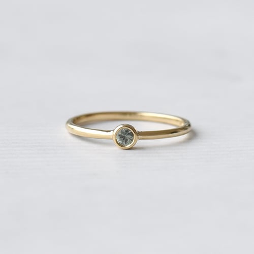 Minimalistischer Goldring mit grünem Saphir Emilien