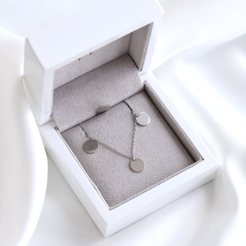 Silberne Kette mit kleinen runden Plättchen mit Gravur William